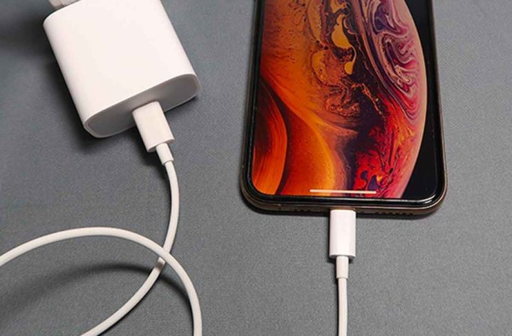 iPhone con alimentatore USB-C