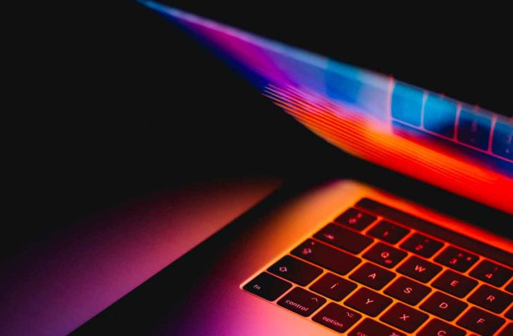 Intel sta sviluppando una tecnologia per dimezzare il consumo degli schermi dei notebook