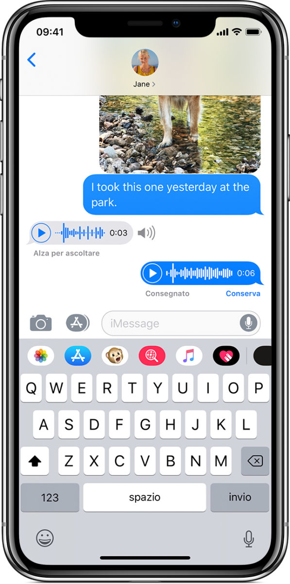 Per registrare un audio in una conversazione con l'app Messaggi basta tenere premuta l'icona del microfono. È possibile visualizzare l'anteprima con l'icona Play, annullare con l'icona a forma di X e inviare con l'icona a forma di freccia. Per riprodurre un messaggio audio, basta toccare il messaggio; per salvare un messaggio audio, basta toccare "Conserva" sotto il messaggio.