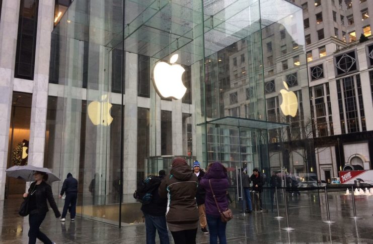 Pericolo cimici dei letti all’Apple Store sulla Quinta strada a New York
