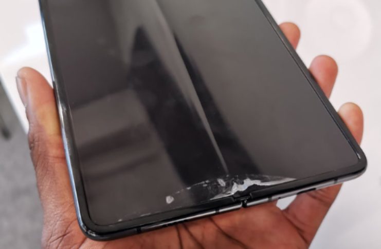 Galaxy Fold rotti dopo un giorno di utilizzo, Samsung risponde