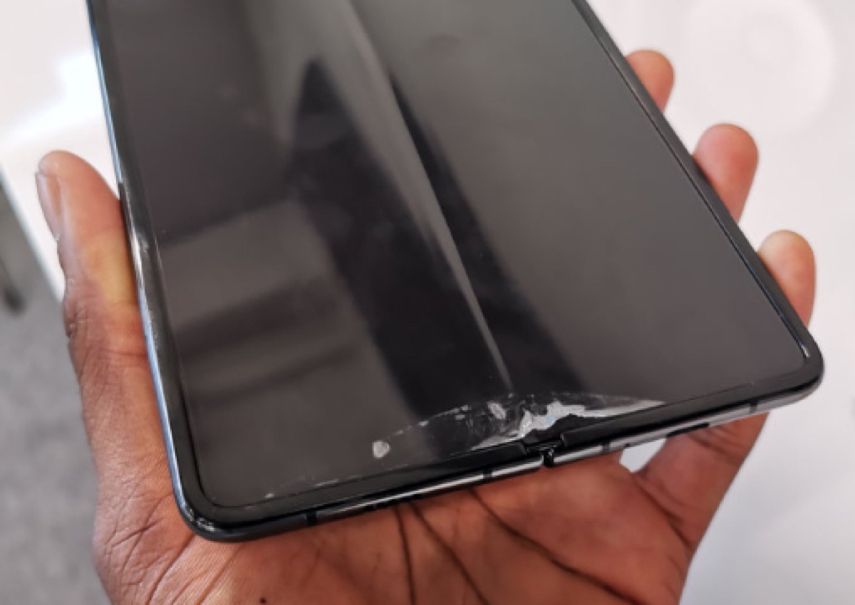 Galaxy Fold rotti dopo un giorno di utilizzo, Samsung risponde
