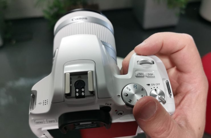 Canon presenta EOS 250D, la reflex con schermo orientabile più leggera al mondo 