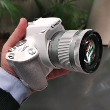 Canon presenta EOS 250D, la reflex con schermo orientabile più leggera al mondo 