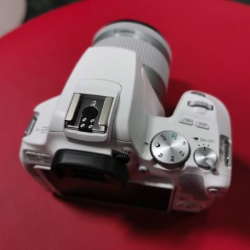 Canon presenta EOS 250D, la reflex con schermo orientabile più leggera al mondo 