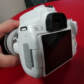 Canon presenta EOS 250D, la reflex con schermo orientabile più leggera al mondo 