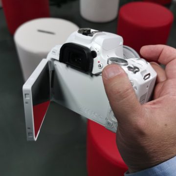 Canon presenta EOS 250D, la reflex con schermo orientabile più leggera al mondo 