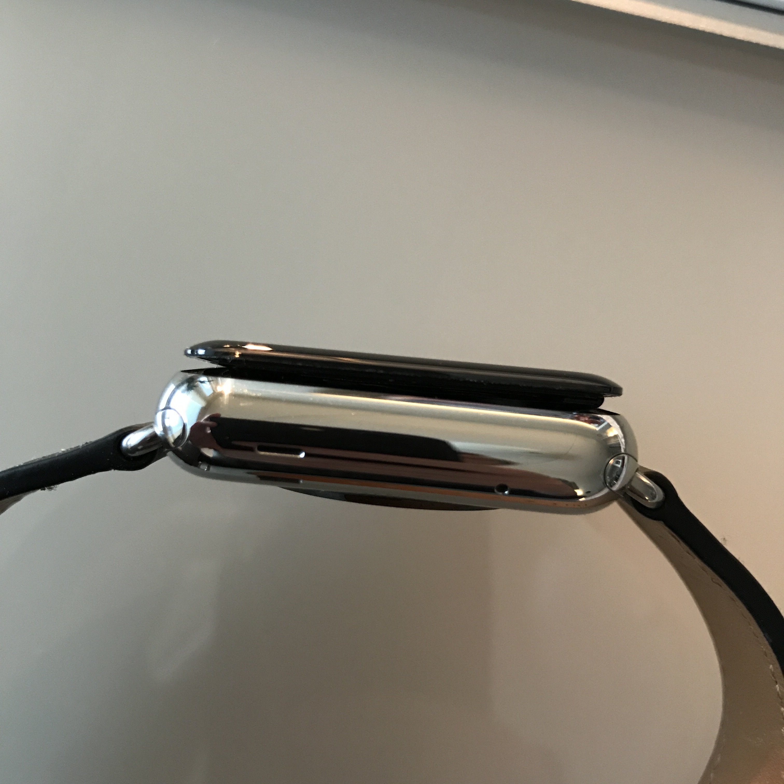 Apple citata in giudizio per il gonfiore alle batterie di Apple Watch