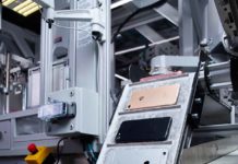 Apple querela un riciclatore per la vendita di 100.000 dispositivi Daisy è un robot che può smontare in modo più efficiente gli iPhone per recuperare materiali preziosi.