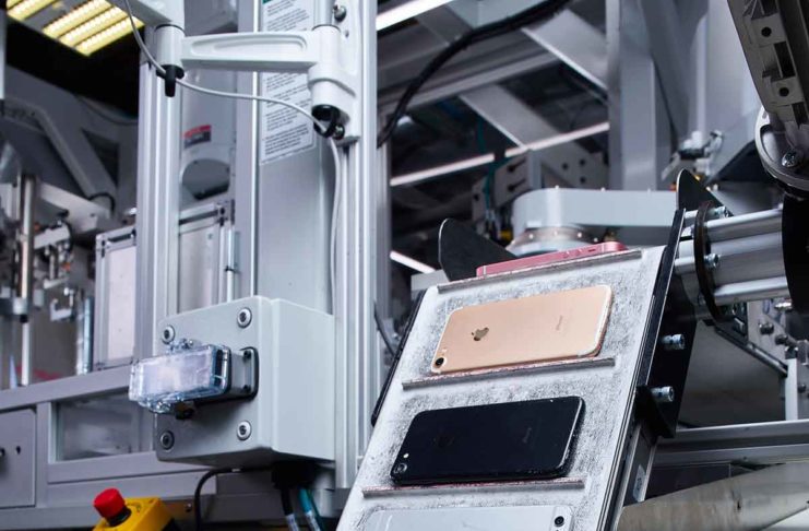 Daisy è un robot che può smontare in modo più efficiente gli iPhone per recuperare materiali preziosi.