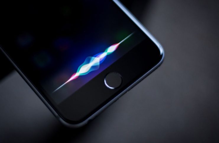 Siri e Google Assistant pari merito nella gara per l’assistente vocale più utilizzato