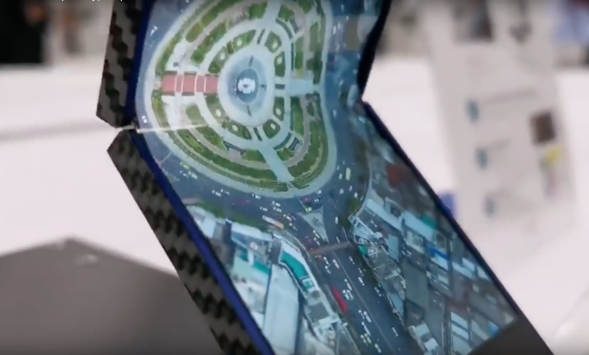 Anche Sharp mostra il prototipo di uno smartphone pieghevole