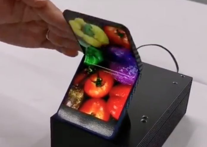 Anche Sharp mostra il prototipo di uno smartphone pieghevole