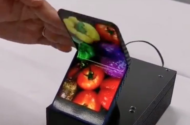 Anche Sharp mostra il prototipo di uno smartphone pieghevole