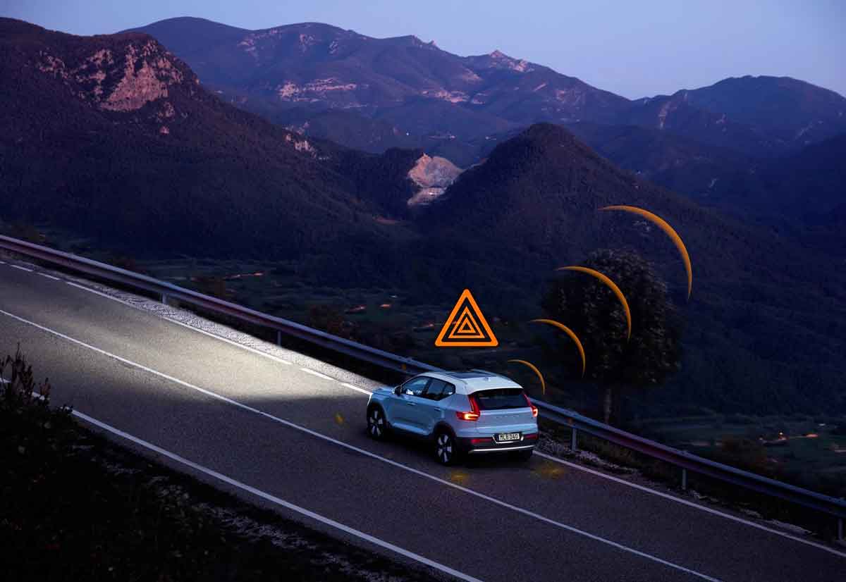 Volvo, anche sui modelli europei i dispositivi di segnalazione di fondo scivoloso e presenza di pericoli sul percorso Volvo Slippery Road Alert