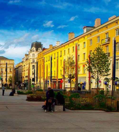 Renault si associa a E-Totem e Demeter per la prima rete di colonnine di ricarica pubbliche on demand in Francia