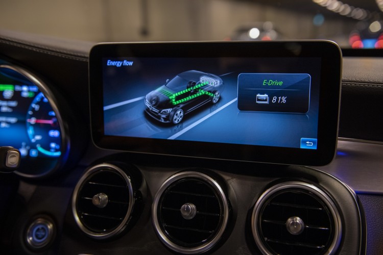 Mercedes-Benz accelera sulla strada verso l’elettrificazione