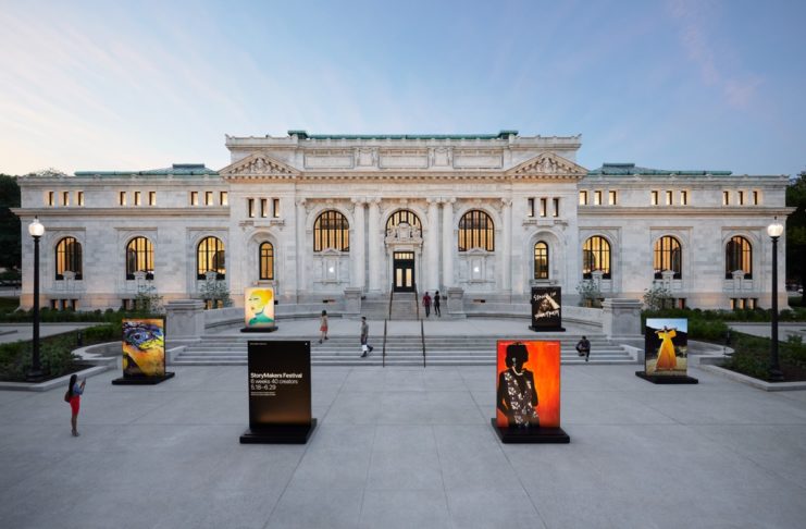 Apple Carnegie Library dà nuova vita al palazzo in stile Beaux-Arts in Mount Vernon Square.