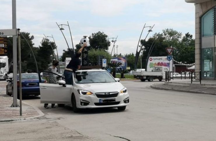 Un po’ di Cupertino in Abruzzo, avvistata l’auto di Apple Mappe in stop