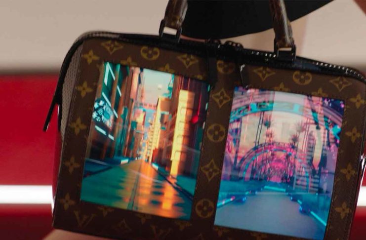 Louis Vuitton ha creato una borsa morbida con tanto di display flessibile