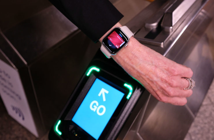 Da venerdì la metrò a New York si paga con Apple Pay