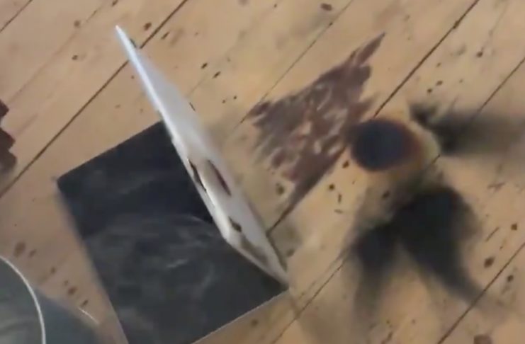Frittura di MacBook Pro, ripreso in video mentre va a fuoco
