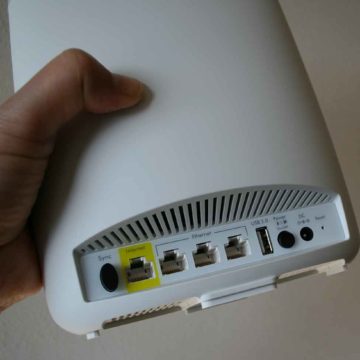 Vista posteriore router Orbi RBR50