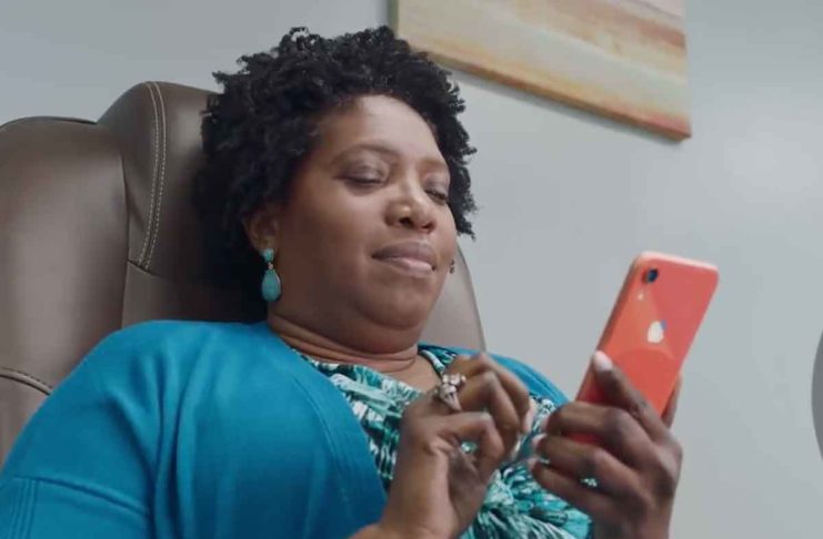 Donna che riceve messaggi