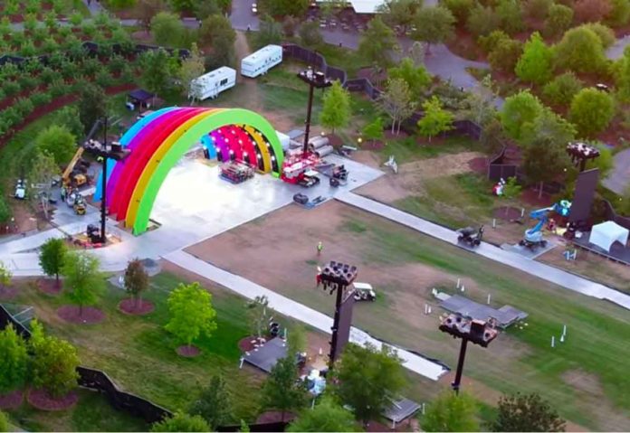 La struttura arcobaleno al centro dell’Apple Park per una festa in onore di Steve Jobs