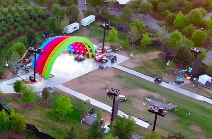 La struttura arcobaleno al centro dell’Apple Park per una festa in onore di Steve Jobs