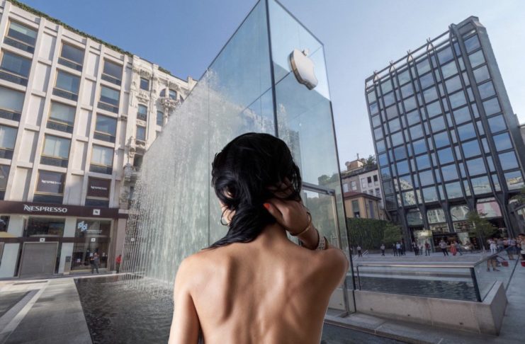 Turista nuda fa il bagno in Apple Store Piazza Liberty
