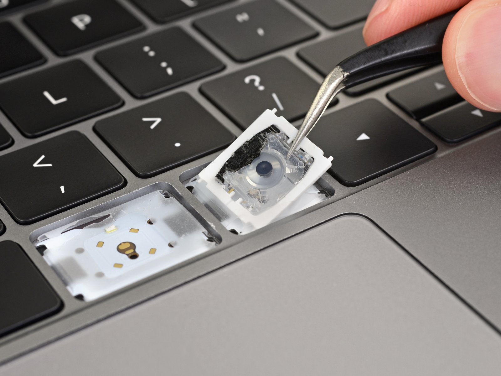Nuovo MacBook Pro 15″ 2019 con nuova tastiera smontato da iFixit