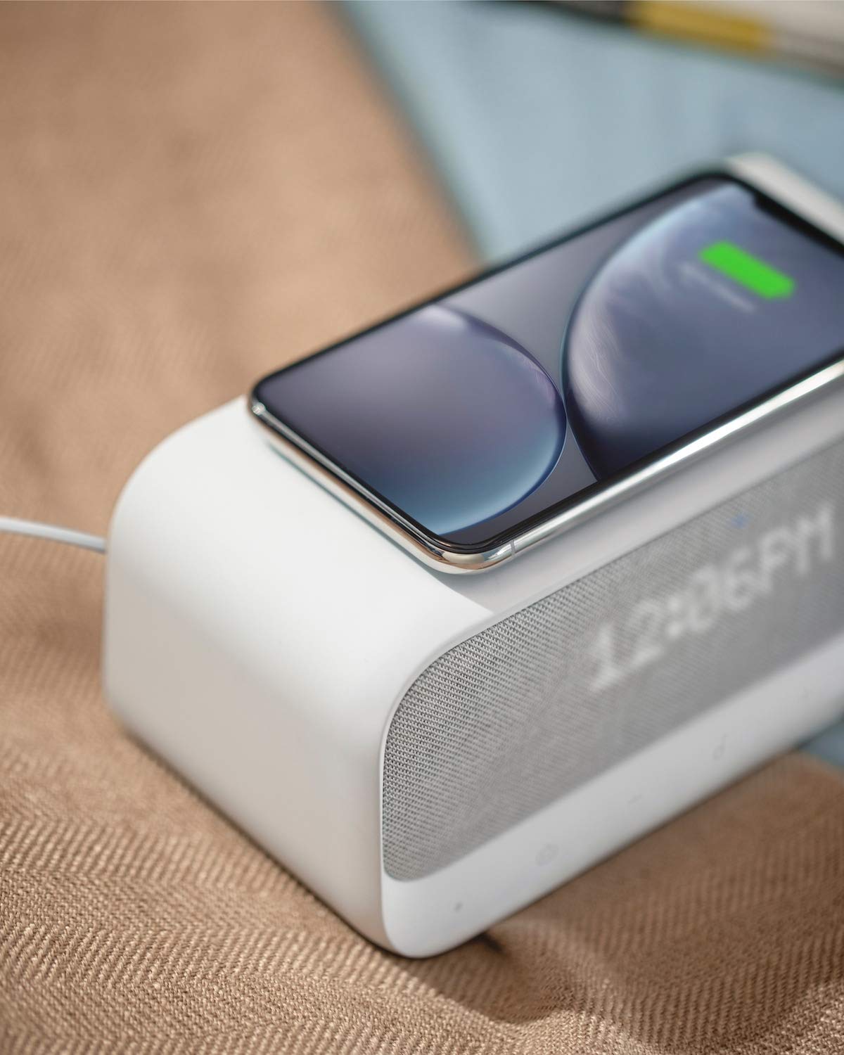 Soundcore Wakey è su Amazon: radio, caricatore wireless, altoparlante bluetooth e altro