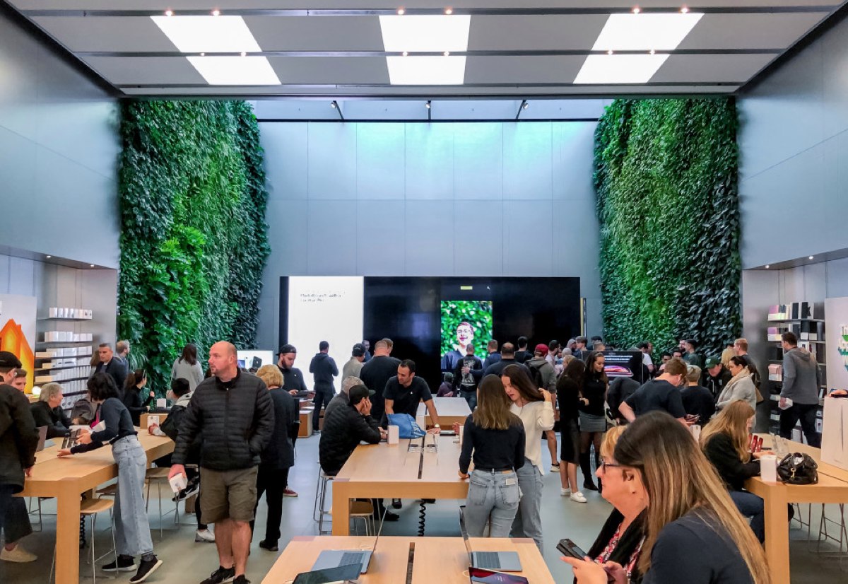 Riapre l’Apple Store Bondi in Australia con incredibili pareti verdi