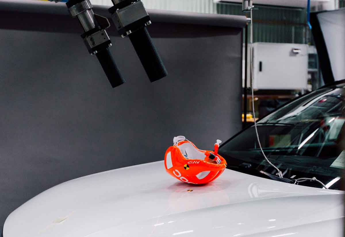 Messo a punto un crash test per i caschi da bici in collisione con un’auto