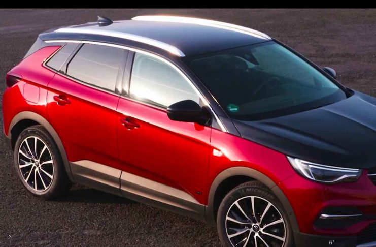 Grandland X Hybrid4 è la prima ibrid plug-in di Opel