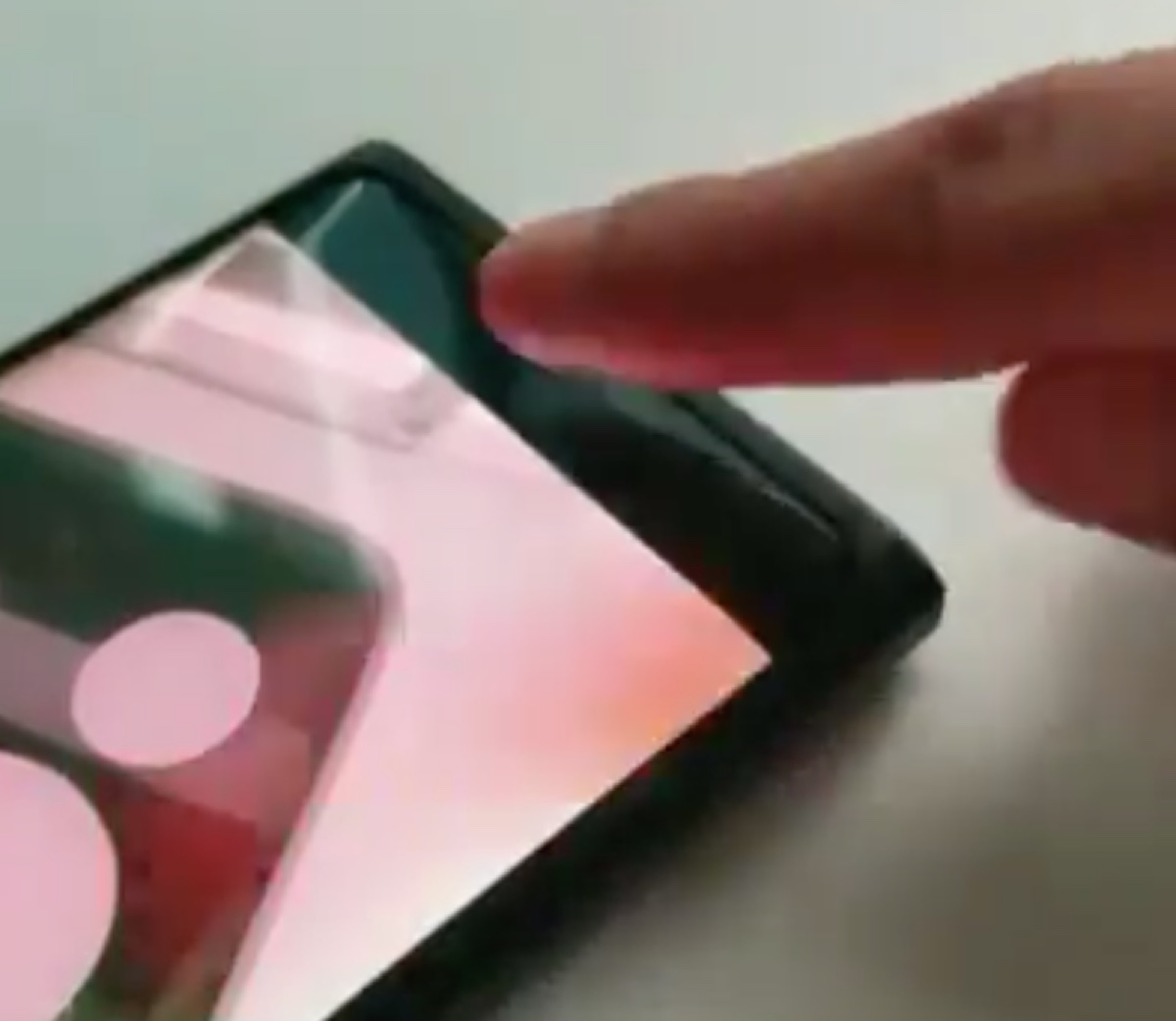 Oppo sfoggia un telefono con fotocamera frontale integrata nello schermo