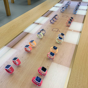 Apple Watch Smart Loop Pride Edition: i tavoli negli Apple Store sono marchiati arcobaleno