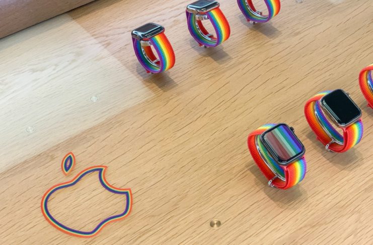 Apple Watch Smart Loop Pride Edition: i tavoli negli Apple Store sono marchiati arcobaleno