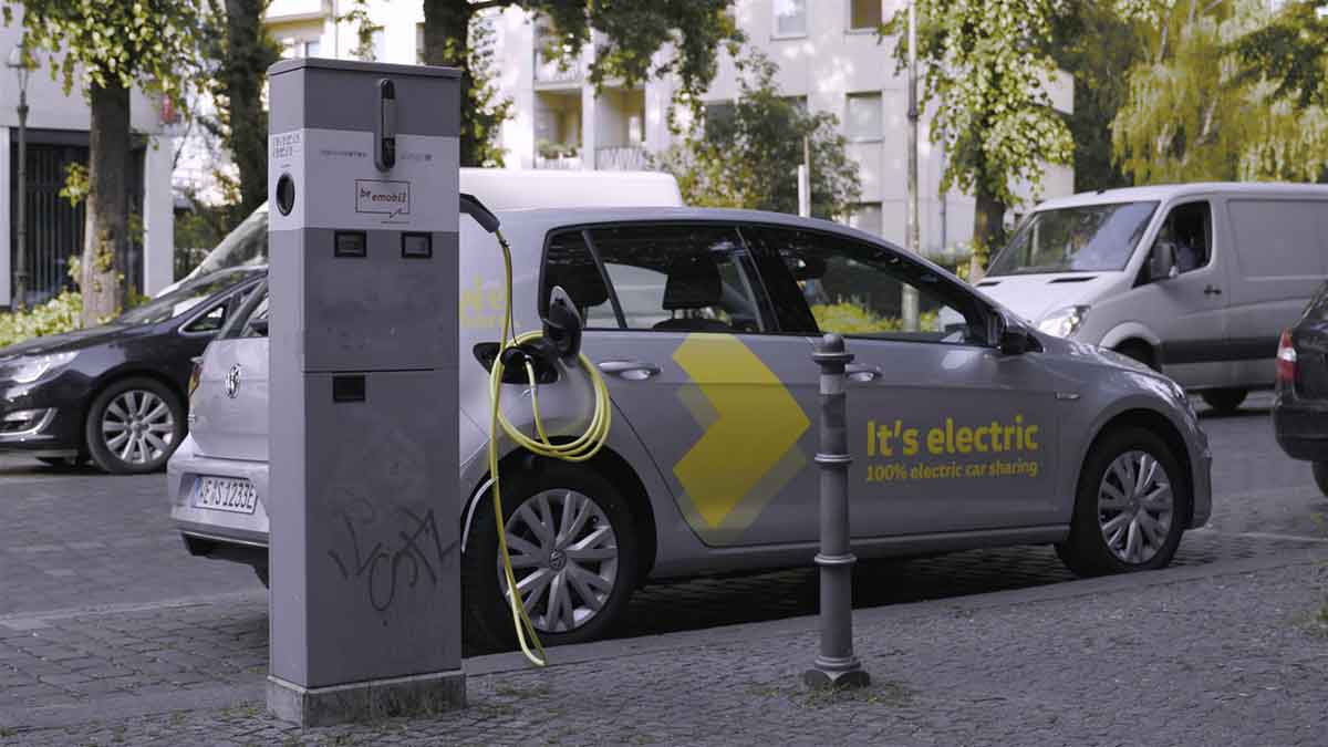 Volkswagen inaugura il car sharing elettrico WeShare a Berlino