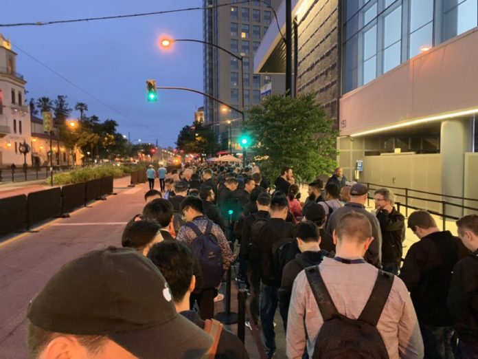 Tutti in fila alla WWDC 2019, foto e video da San Jose da uno sviluppatore italiano