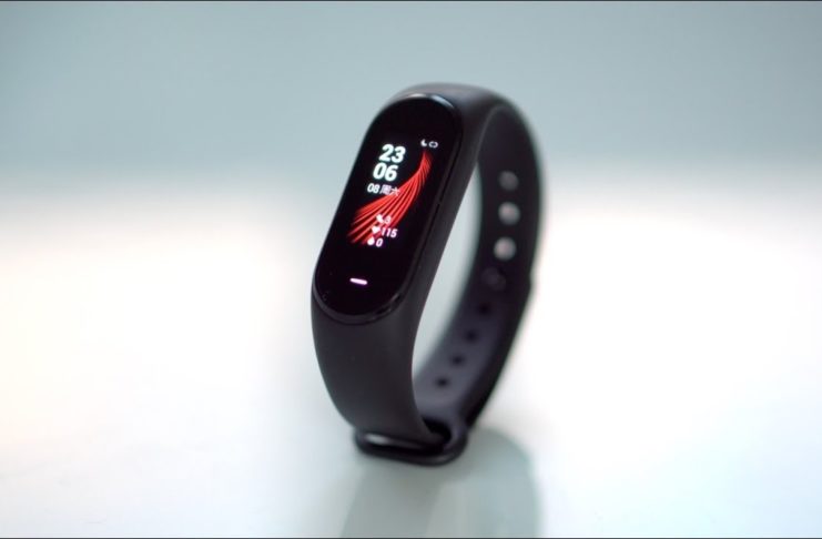 Xiaomi Hey Plus, ecco la Mi Band 3 a colori e con chip NFC