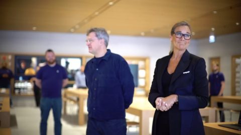 Angela Ahrendts rivendica il merito della fidelizzazione dei dipendenti alle stelle