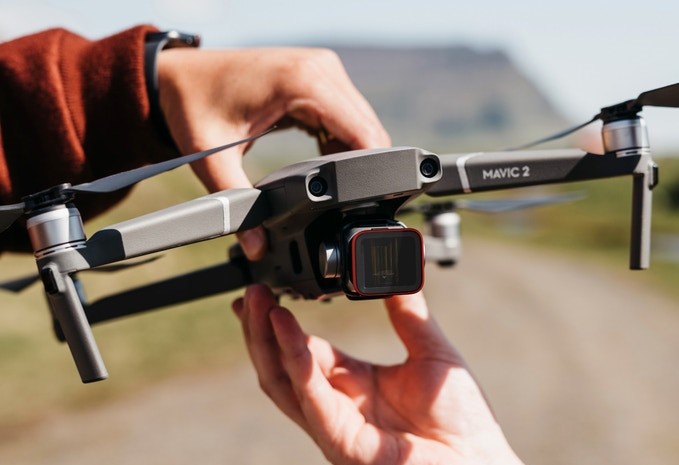 Moment lancia la sua lente anamorfica per droni