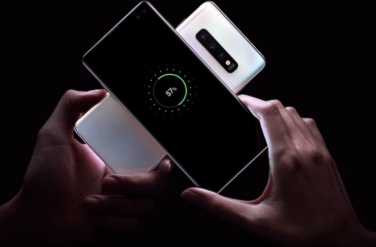 La ricarica della batteria dello smartphone vale più del denaro per gli italiani