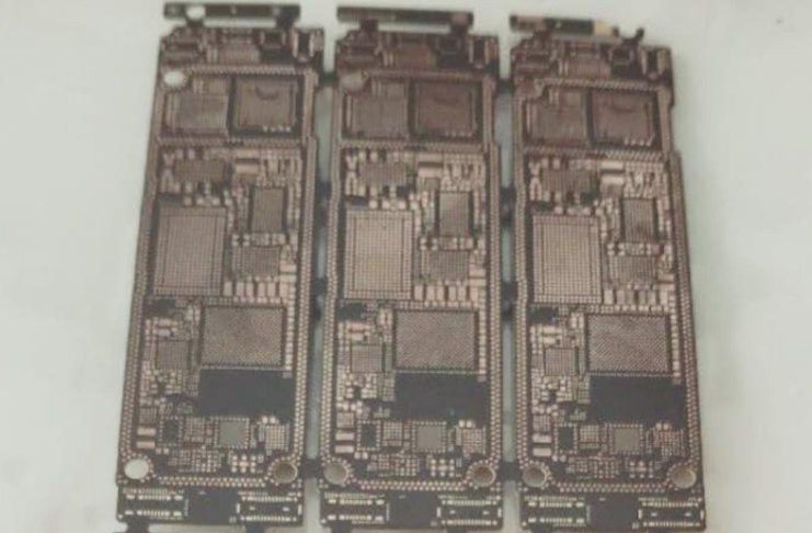 La scheda logica di iPhone 11 completamente nuova in foto