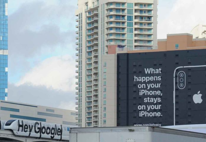 Apple punzecchia Google a Toronto con nuovo un cartellone sulla privacy