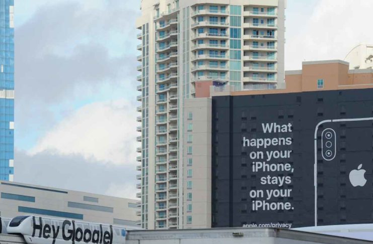 Apple punzecchia Google a Toronto con nuovo un cartellone sulla privacy