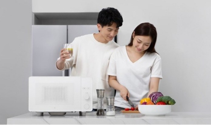 Xiaomi lancia il forno microonde smart che si controlla con Alexa e Google