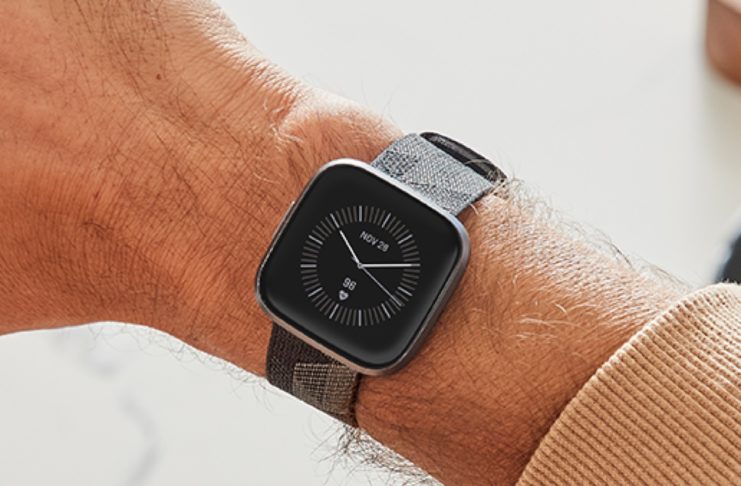 Fitbit Versa 2 prova a sfidare Apple Watch con Alexa e Spotify